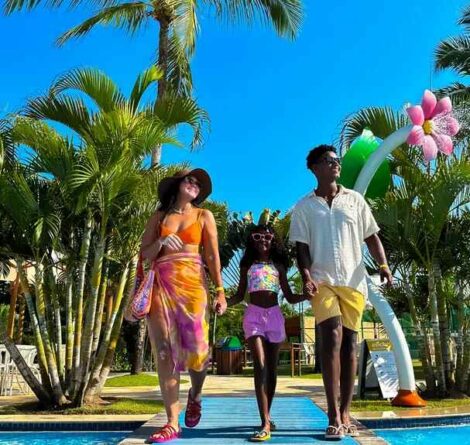casal e criança em resort para férias em família