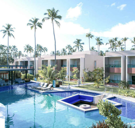 área de lazer com piscina de resort representando a escolha entre hotel ou resort all inclusive