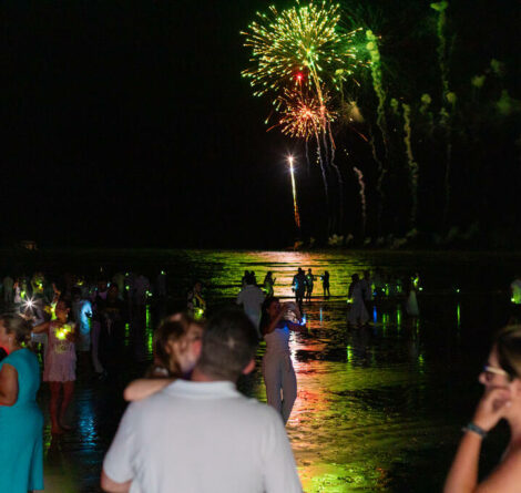 pessoas aproveitando área de resort no Ano Novo