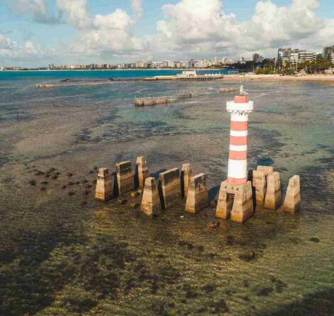 Monumento em praia de Maceió.