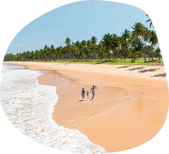 Família caminhando na praia do Salinas Maceió.