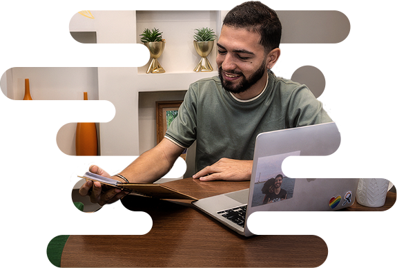 Pessoa colaboradora da Amarante trabalhando em um notebook